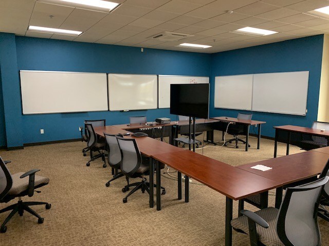 More Photos Of 2210 Woodland Dr, Manitowoc Office For Lease