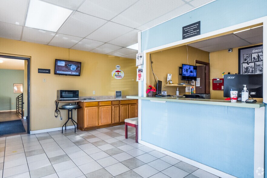 More Photos Of 1610 Cedar St, Raton Hotel For Sale