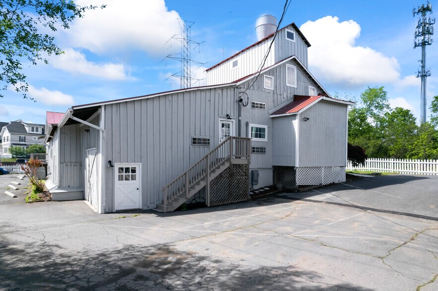 More Photos Of 20704 Ashburn Rd, Ashburn Unknown For Lease