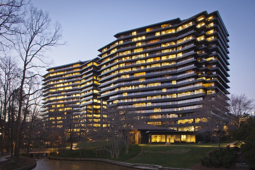 More Photos Of 2 Ravinia Dr, Atlanta Office For Lease