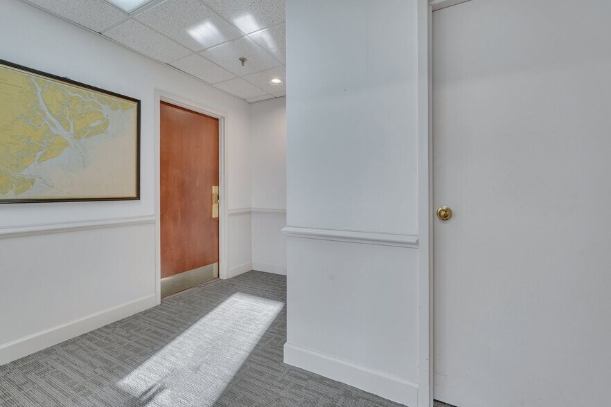 More Photos Of 52 New Orleans Rd, Hilton Head Island Office For Sale