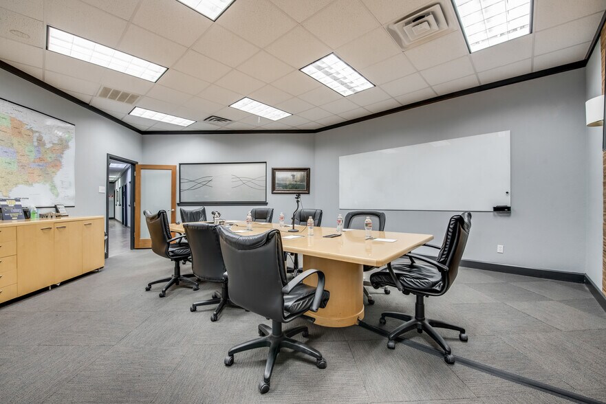 More Photos Of 400 Centre Park Blvd, DeSoto Light Manufacturing For Sale