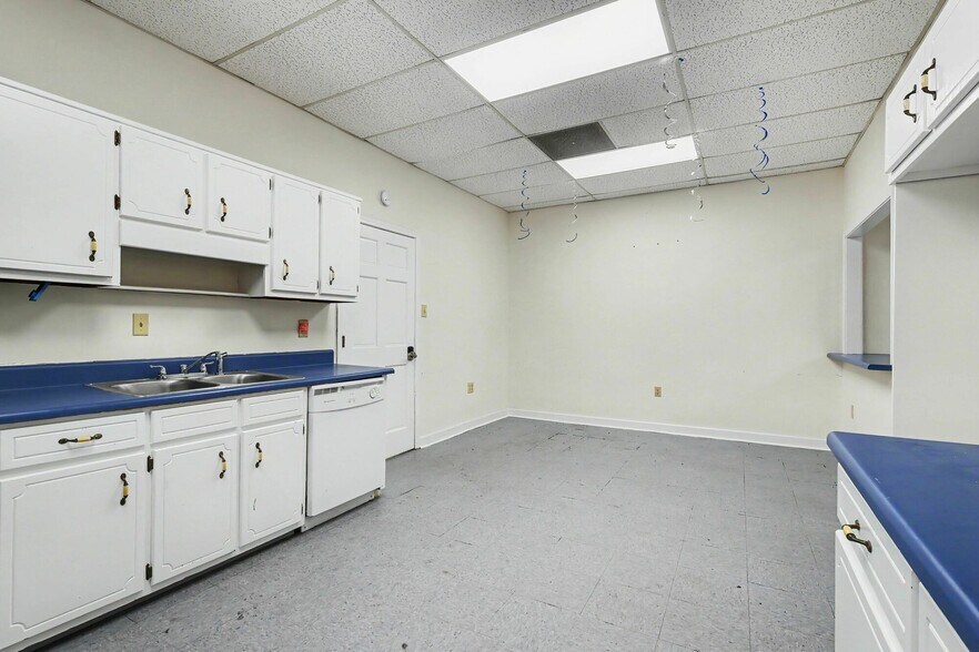 More Photos Of 1445 Cleveland Ave, East Point Showroom For Sale