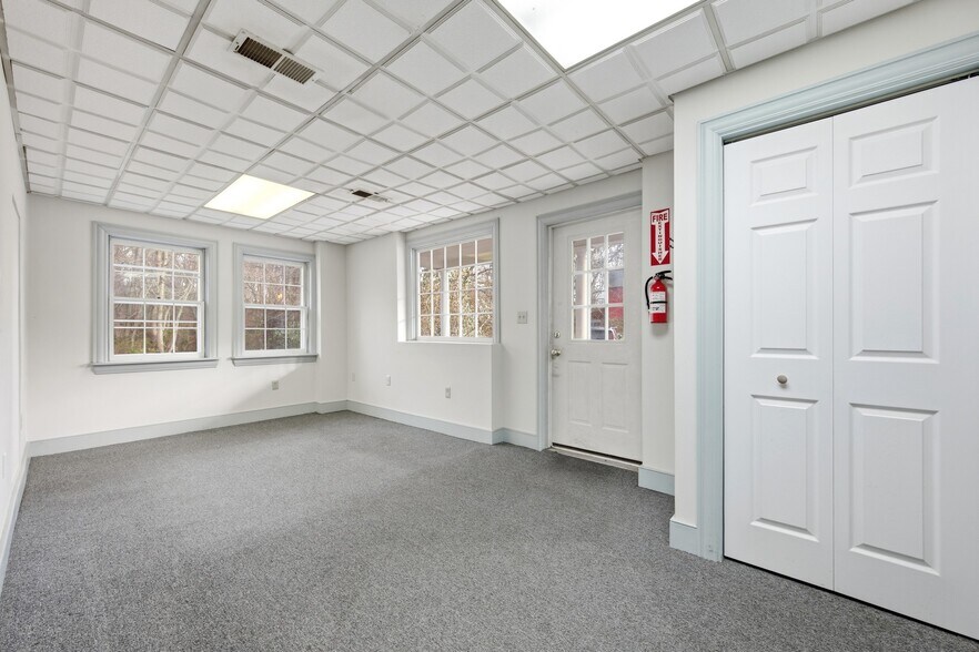 More Photos Of 33 Deep River Rd, Centerbrook Flex For Sale