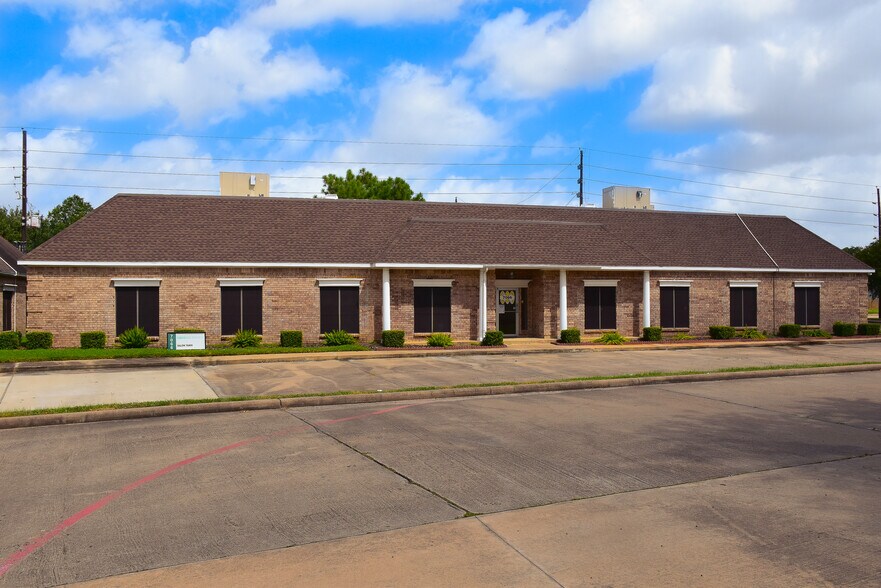 More Photos Of 7050 Lakeview Haven, Houston Medical For Lease