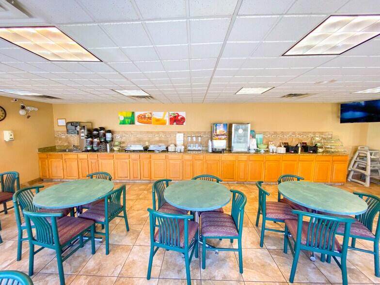 More Photos Of 3601 Shepherd of the Hills Expy, Branson Hotel For Sale