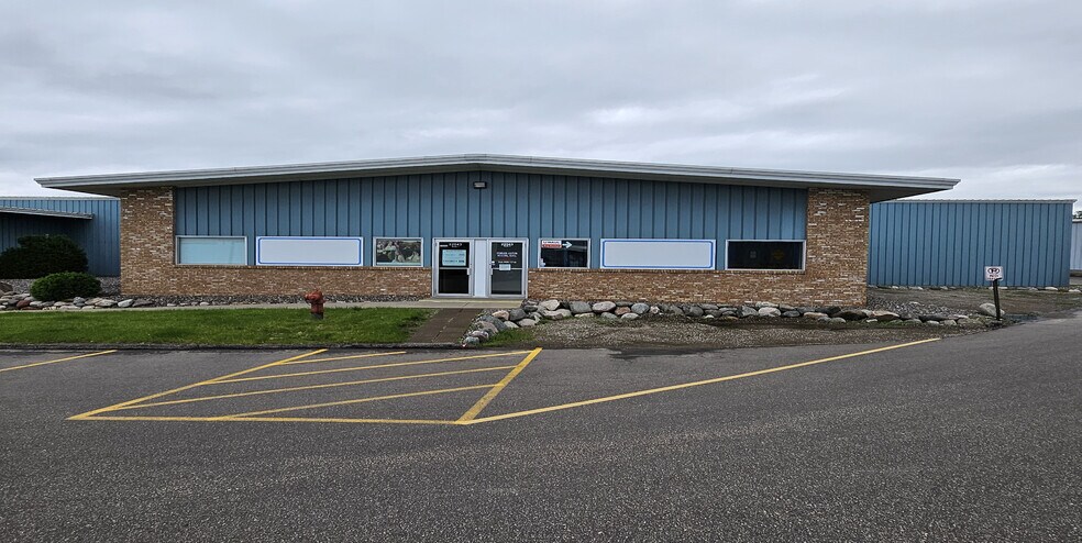 More Photos Of 22011-22043 Industrial Blvd, Rogers Light Manufacturing For Lease