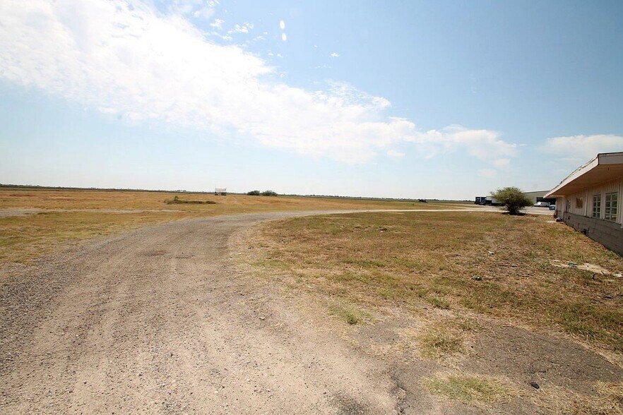 More Photos Of 0000 N. FM 1425, Mercedes Airplane Hangar For Sale