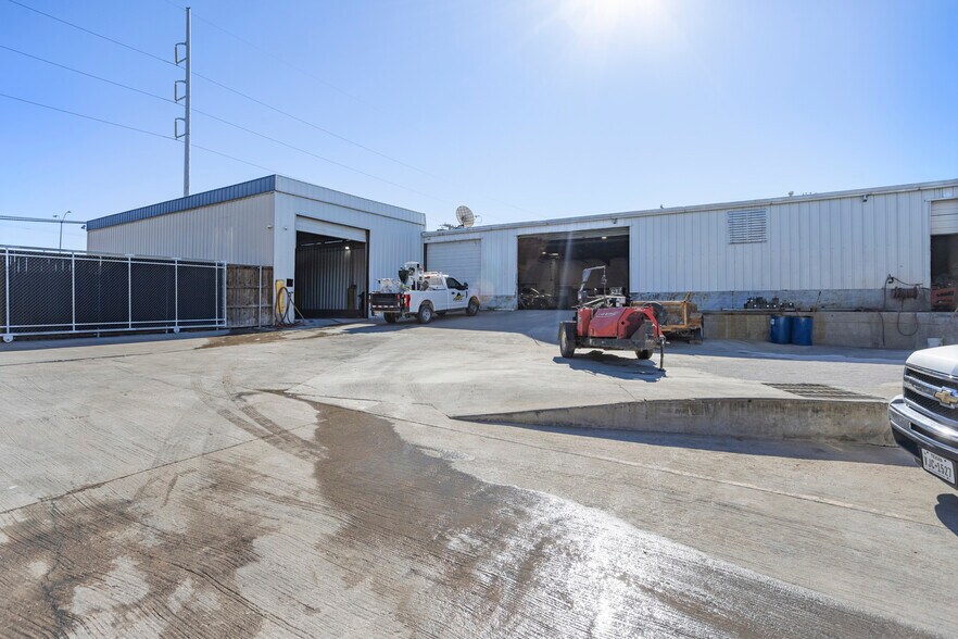 More Photos Of 913 N Belt Line Rd, Irving Distribution For Sale
