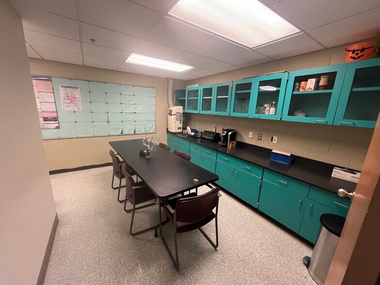 More Photos Of 60 E Warren Ave, Detroit Medical For Lease