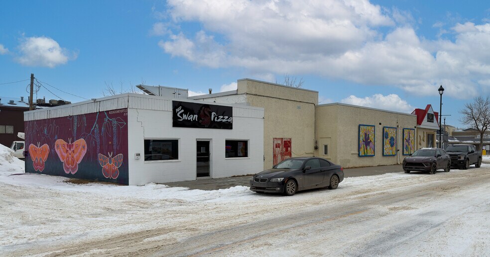 More Photos Of 5020 50 St, Sylvan Lake Storefront For Sale