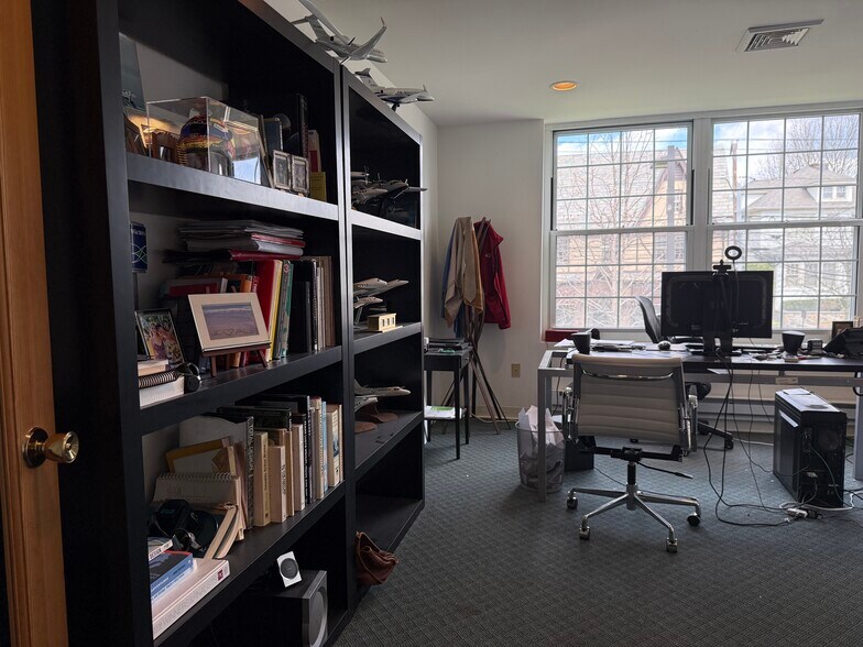 More Photos Of 85 Forest Ave, Locust Valley Office For Lease