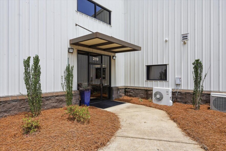 More Photos Of 219 Industrial Dr, Ridgeland Office For Lease