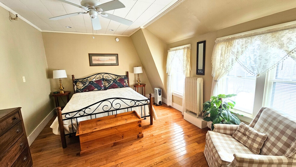 More Photos Of 40 Common St, Chester Hotel For Sale