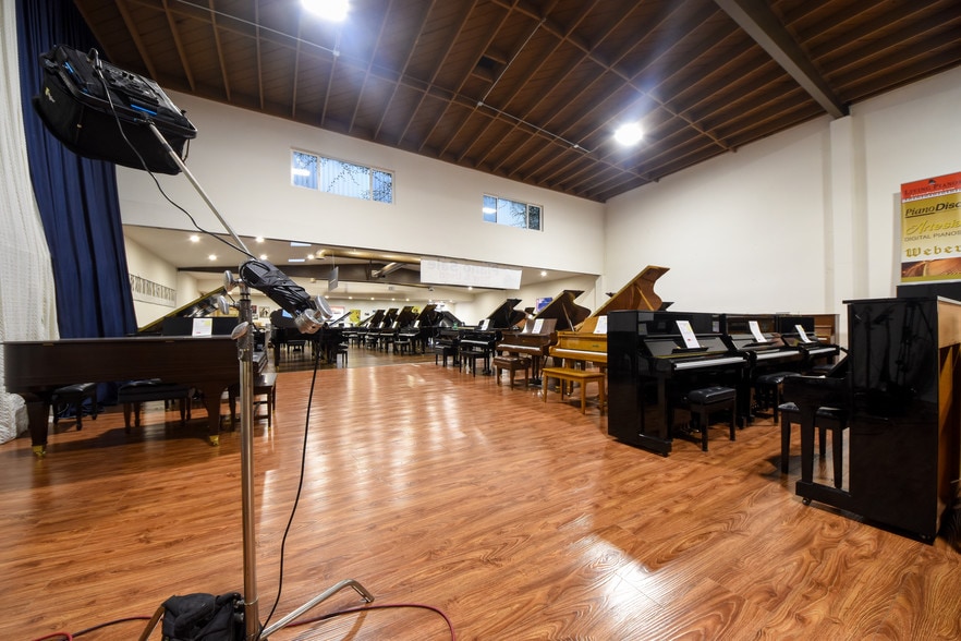 More Photos Of 1515-1517 N Main St, Santa Ana Storefront For Lease