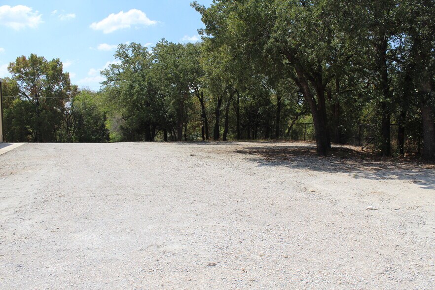 More Photos Of 1808 Barnett Dr, Weatherford Warehouse For Lease