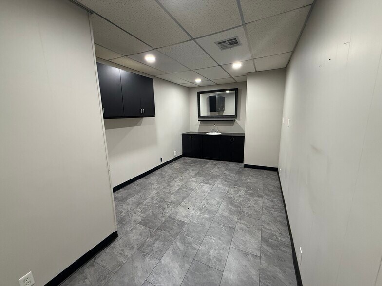 More Photos Of 505 E 3rd St, Bartlesville Unknown For Lease