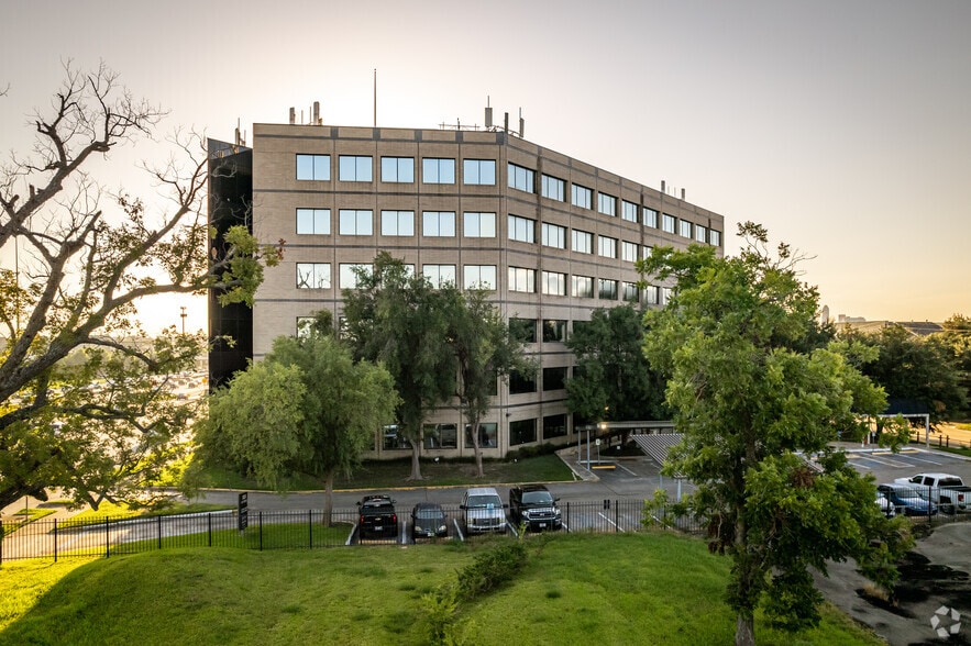 More Photos Of 5225 Katy Fwy, Houston Office For Lease