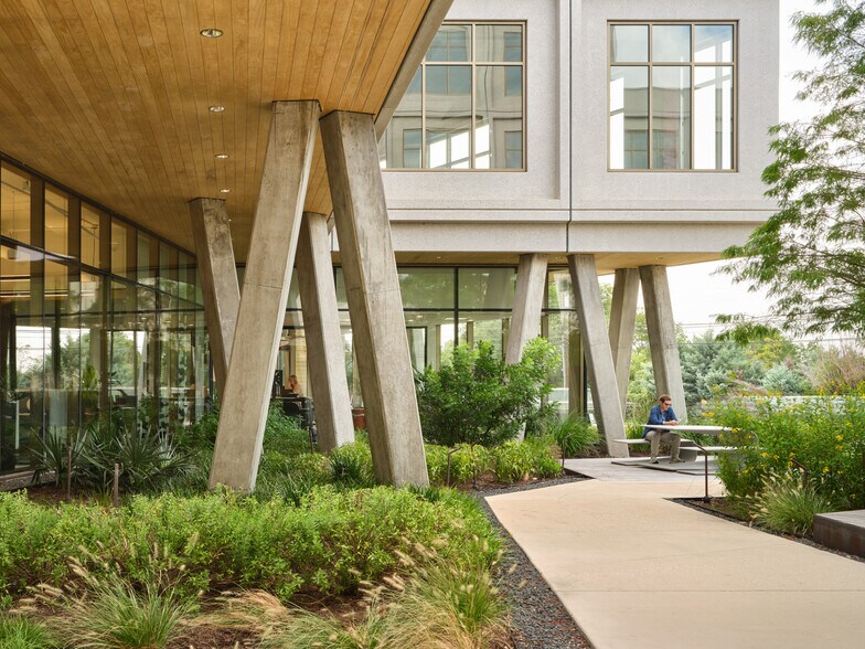 More Photos Of 3232 E Cesar Chavez St, Austin Unknown For Lease