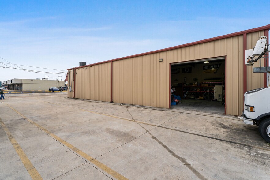 More Photos Of 2501 Florida Ave, Kenner Light Distribution For Sale