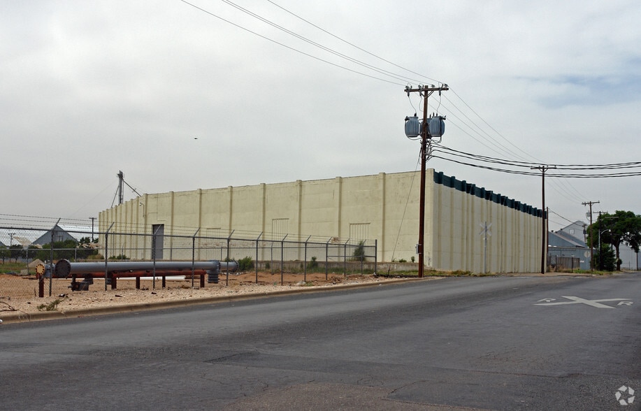 More Photos Of 4002 Magnolia Ave, Lubbock Distribution For Lease