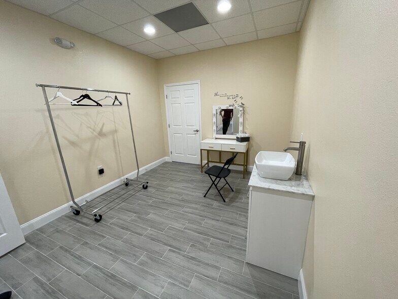 More Photos Of 14100 US Highway 19 N, Clearwater Storefront For Lease