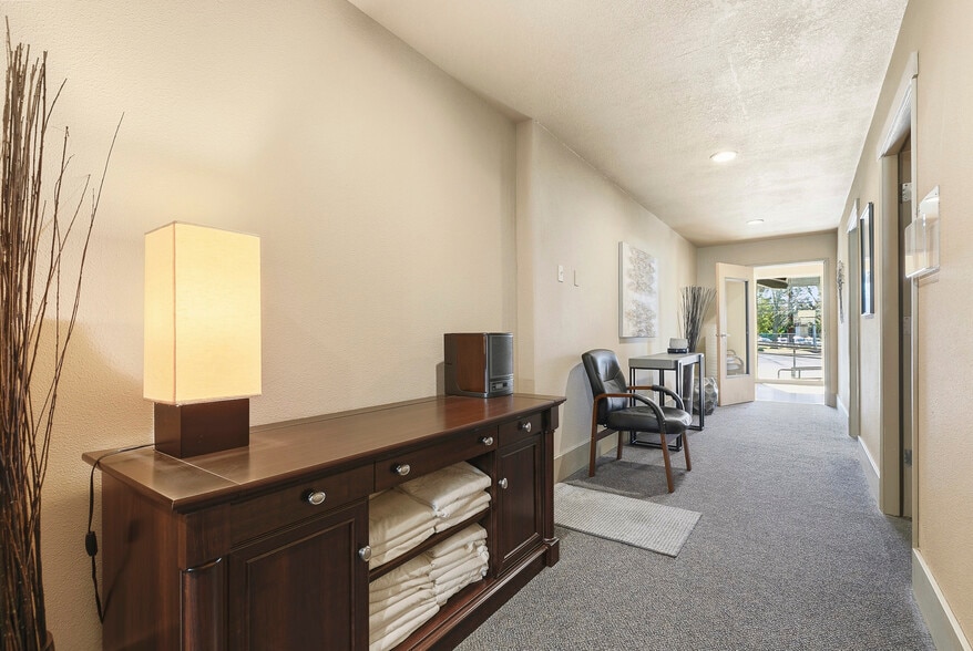 More Photos Of 9055 SW Beaverton Hillsdale Hwy, Portland Office For Lease