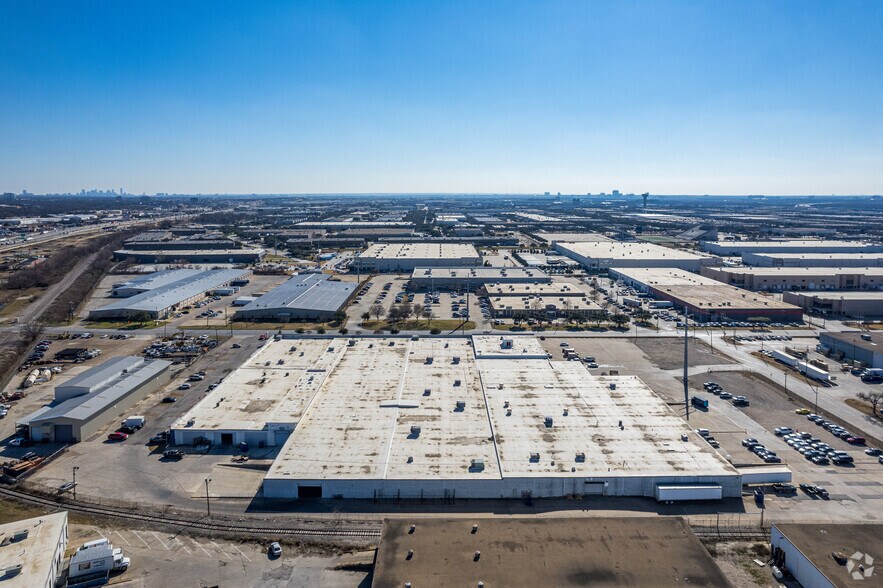More Photos Of 1000 W Crosby Rd, Carrollton Warehouse For Lease