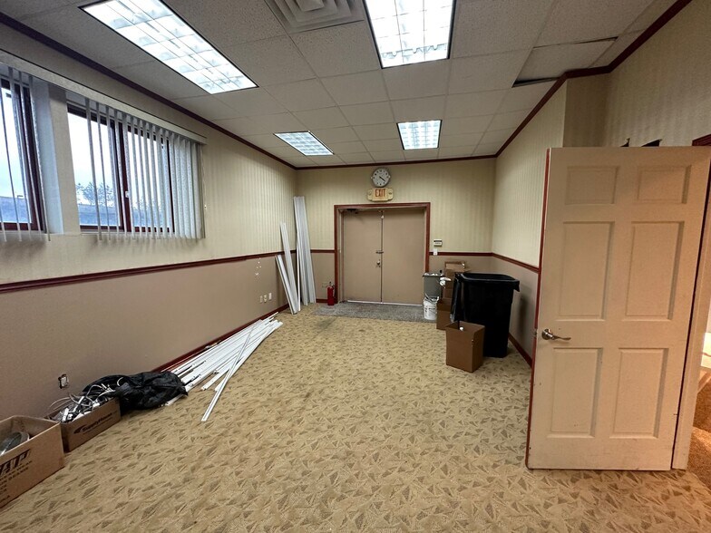 More Photos Of 220 Broadhollow Rd, Farmingdale Showroom For Lease