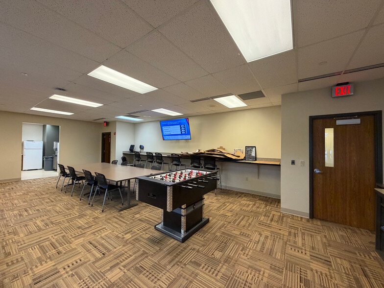 More Photos Of 985 Gezon Pky SW, Grand Rapids Office For Lease