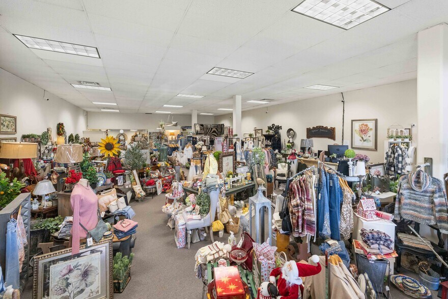 More Photos Of 171 S Broadway, Coos Bay General Retail For Sale