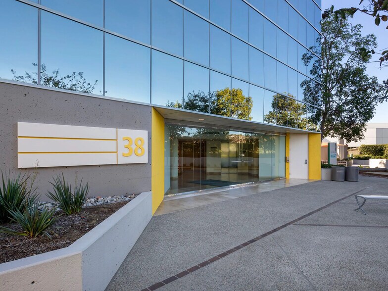 More Photos Of 2 Executive Cir, Irvine Unknown For Lease