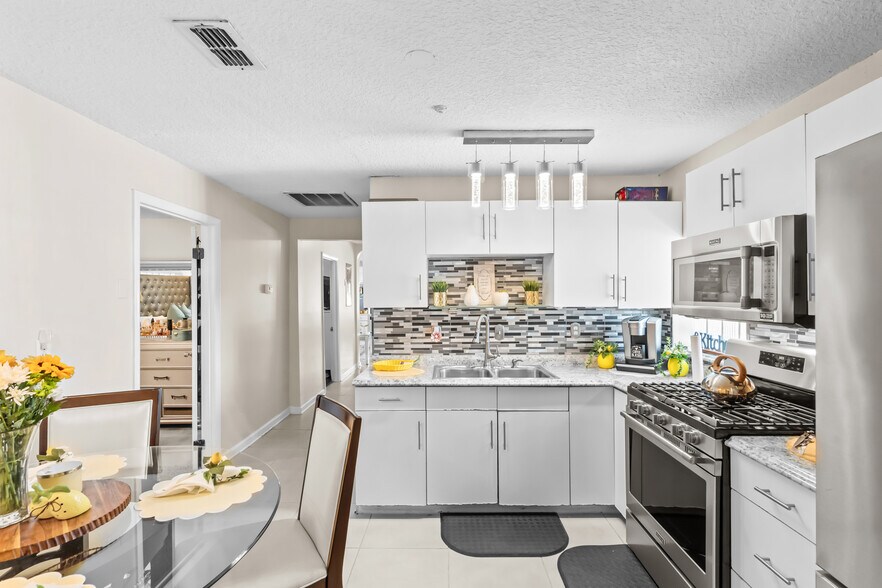 More Photos Of 1887 Mayport Rd, Atlantic Beach Freestanding For Sale