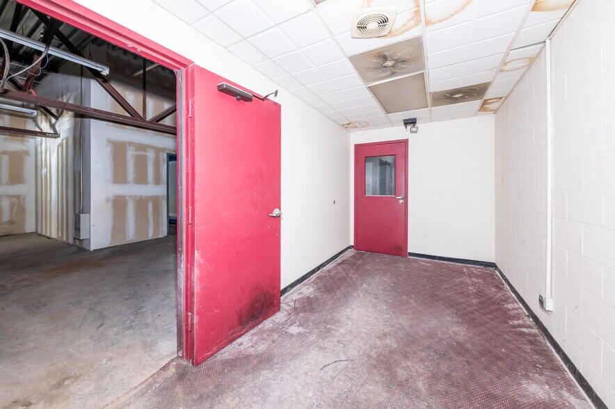 More Photos Of 50 Middletown Loop, White Hall Storefront Retail Office For Lease