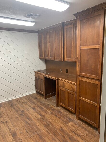 More Photos Of 125 E 3rd St, Edmond Medical For Lease