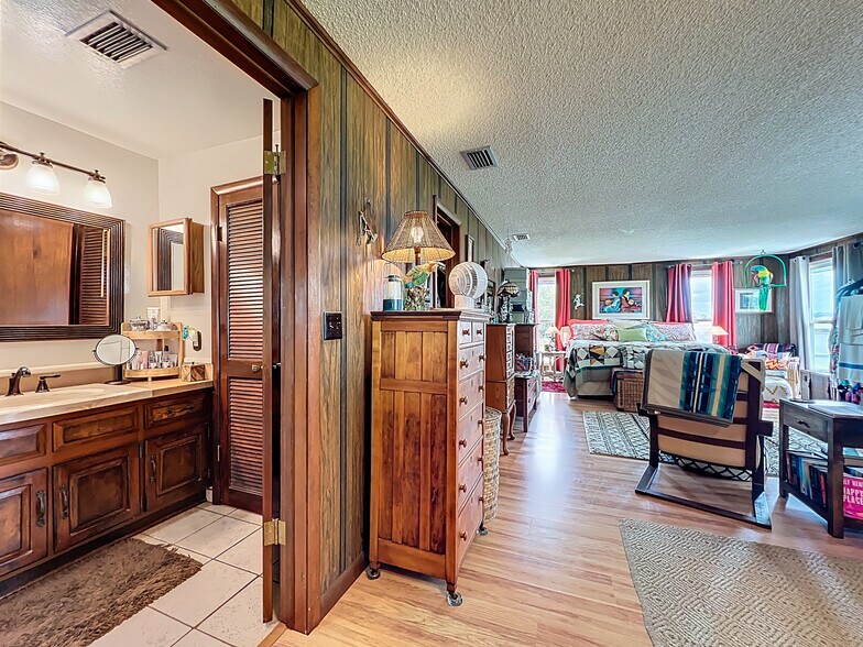 More Photos Of 7001 W Jones Ave, Mount Dora Airplane Hangar For Sale