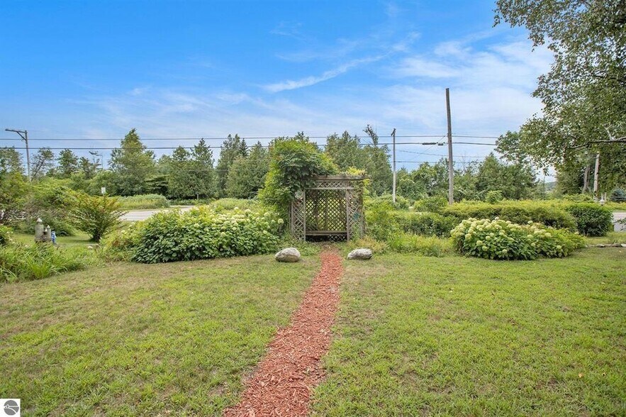 More Photos Of 519 Lake St, Frankfort Hotel For Sale