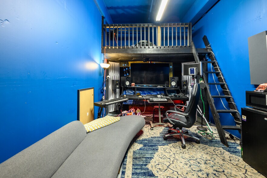 More Photos Of 86-90 Forrest St, Jersey City Warehouse For Lease