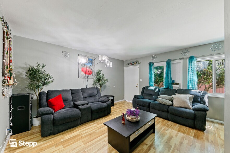 More Photos Of 92 E Louise St, Long Beach Multifamily For Sale