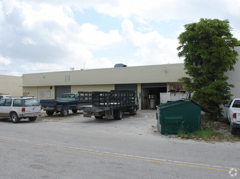 More Photos Of 208 SW 21st Ter, Fort Lauderdale Warehouse For Lease