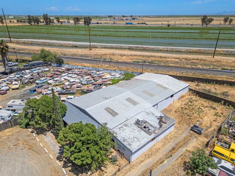 More Photos Of 245 N 7th St, Williams Light Distribution For Sale