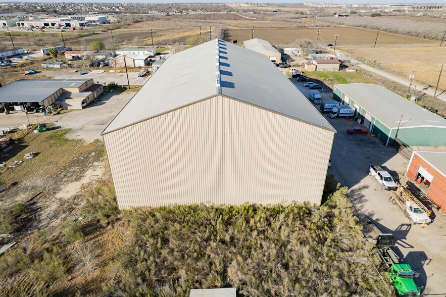 More Photos Of 9092 Green Rd, Converse Unknown For Lease