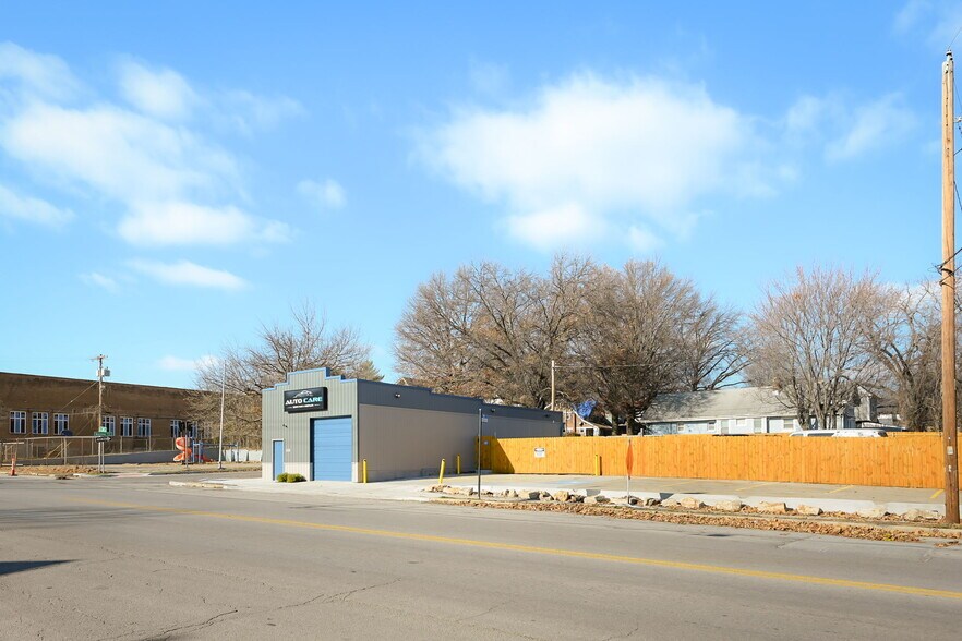More Photos Of 3200 E 31st St, Kansas City Freestanding For Sale