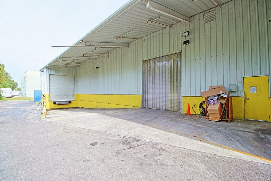 More Photos Of 12180 Metro Pky, Fort Myers Distribution For Lease
