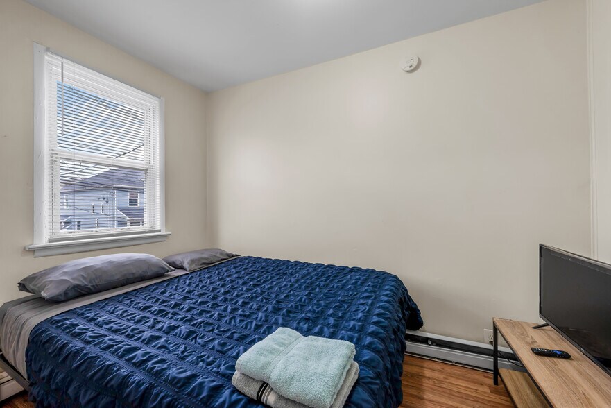 More Photos Of 200 Hall Ave, Perth Amboy Bar For Sale