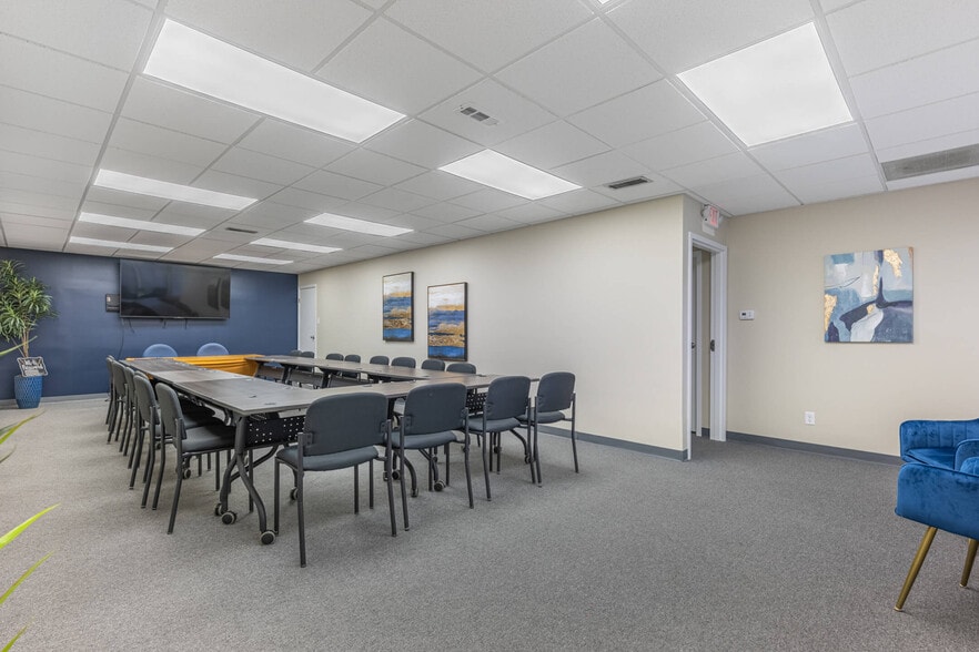 More Photos Of 16 W Wenger Rd, Englewood Medical For Lease