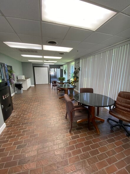 More Photos Of 5525 E 51st St, Tulsa Office For Lease
