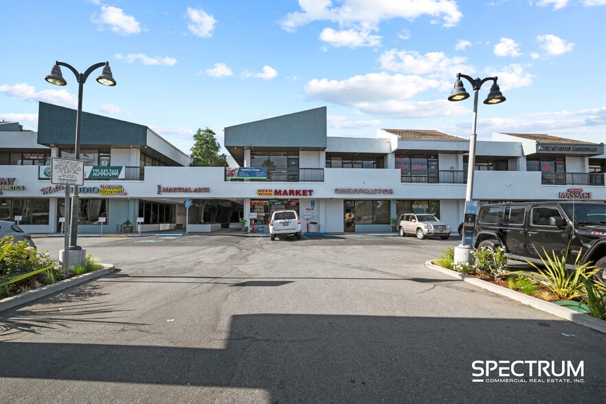 More Photos Of 21101-21163 Victory Blvd, Canoga Park Storefront Retail Office For Lease