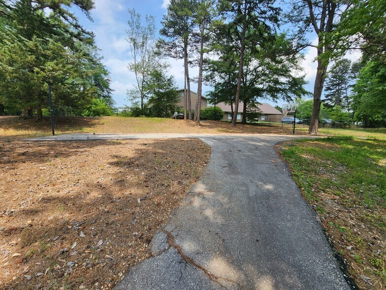 More Photos Of 2 Fisher Rd, Greenville Schools For Lease