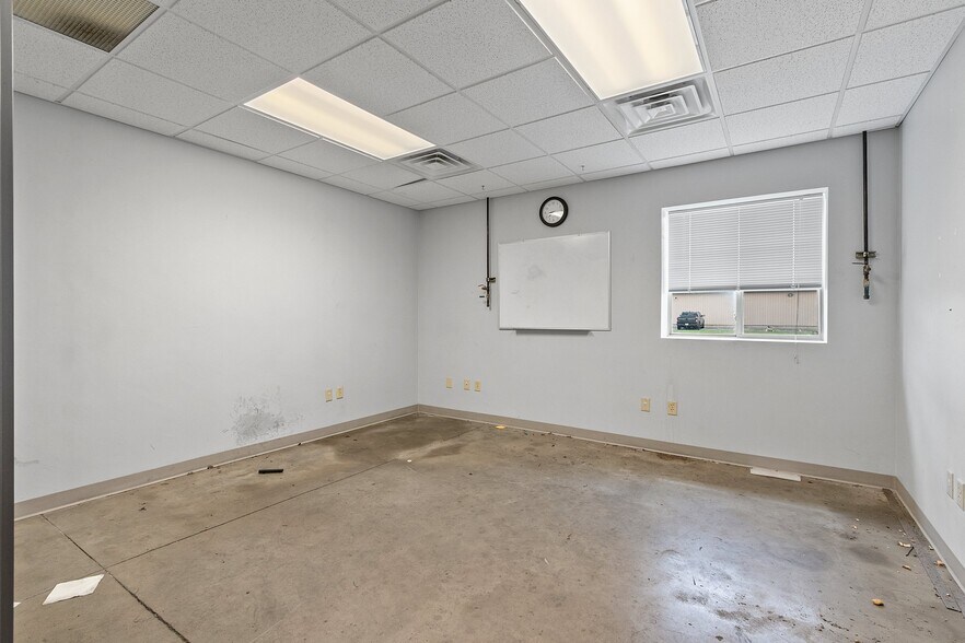 More Photos Of 3300 Commodity Ln, Green Bay Manufacturing For Sale